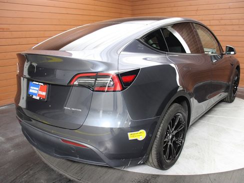 Used 2022 Tesla Model Y Long Range image 20