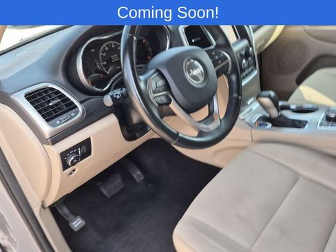 Used 2019 Jeep Grand Cherokee Laredo AWD/4WD image 2