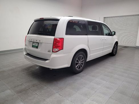 Used 2017 Dodge Grand Caravan SXT image 9