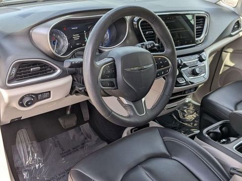 Used 2023 Chrysler Pacifica Touring-L FWD image 11