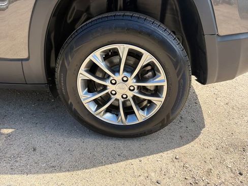 Used 2021 Jeep Cherokee Latitude Plus w/ Sun & Sound Group AWD/4WD image 31