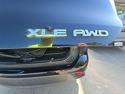 Used 2021 Toyota Highlander XLE AWD/4WD image 19