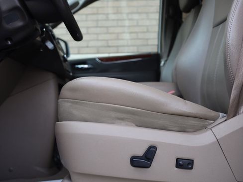 Used 2014 Chrysler Town & Country Touring FWD image 17
