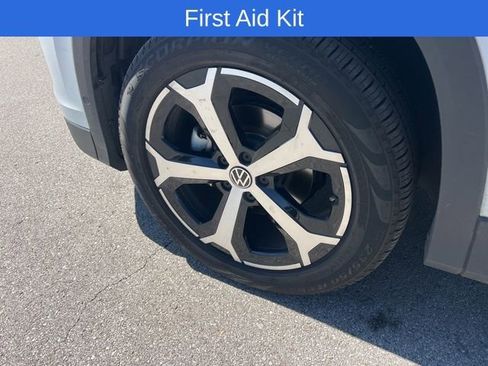 Certified 2025 Volkswagen Tiguan SE image 11