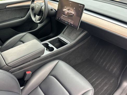 Used 2023 Tesla Model Y Performance image 13