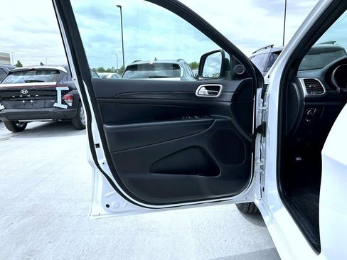 Used 2019 Jeep Grand Cherokee Altitude AWD/4WD image 10