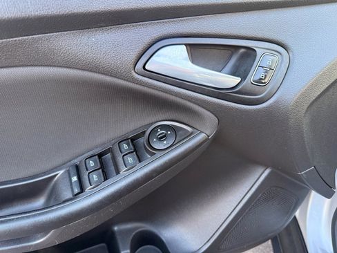 Used 2018 Ford Focus SE w/ SE Appearance Package image 12