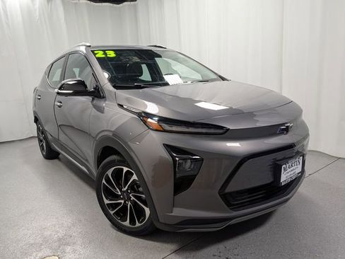 Used 2023 Chevrolet Bolt EUV Premier w/ Sun & Sound Package FWD image 2