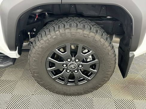 Used 2025 Toyota 4Runner SR5 AWD/4WD image 21
