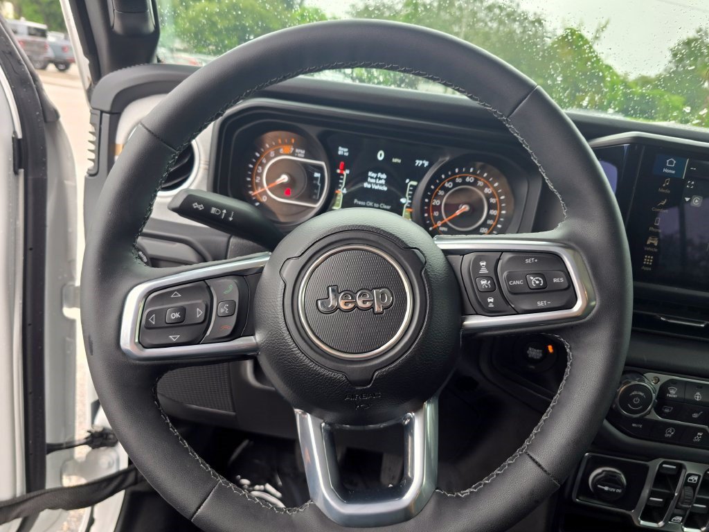 Used 2026 Jeep Wrangler Unlimited Sahara AWD/4WD image 17