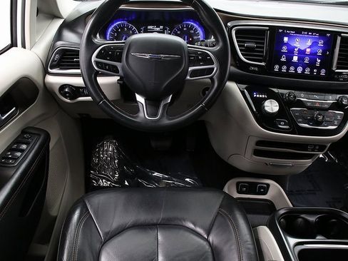 Used 2017 Chrysler Pacifica Touring-L image 15