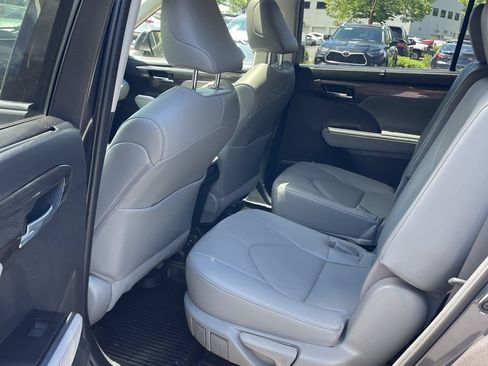 Used 2023 Toyota Highlander Limited AWD/4WD image 11