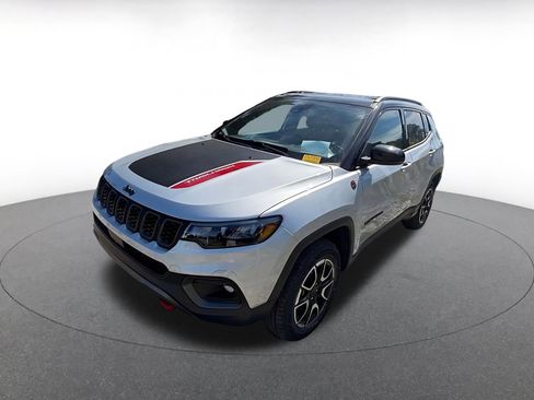 Used 2025 Jeep Compass Trailhawk AWD/4WD image 3