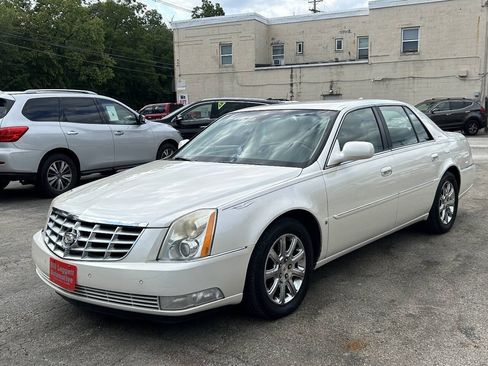 Used 2009 Cadillac DTS w/ Trunk Convenience Package FWD image 2