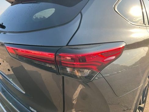 Used 2023 Toyota Highlander XSE AWD/4WD image 11