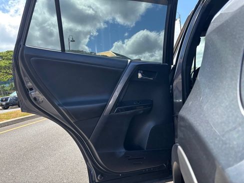 Used 2018 Toyota RAV4 SE AWD/4WD image 16