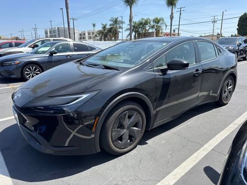 Used 2024 Toyota Prius LE FWD image 3