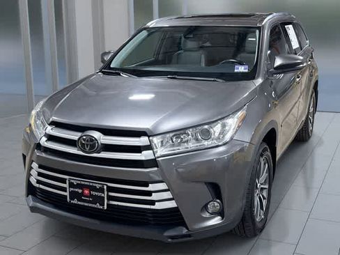 Used 2019 Toyota Highlander XLE AWD/4WD image 1