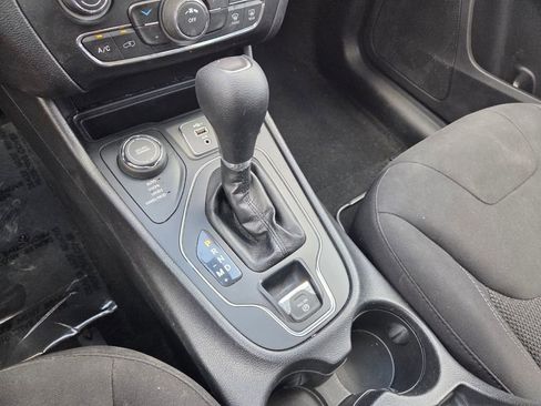 Used 2019 Jeep Cherokee Latitude w/ Cold Weather Group AWD/4WD image 25