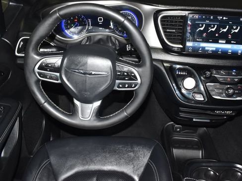 Certified 2025 Chrysler Pacifica Select image 14