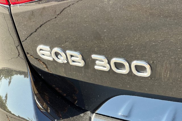 Used 2023 Mercedes-Benz EQB 300 4MATIC image 32
