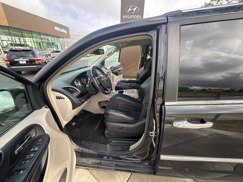 Used 2016 Chrysler Town & Country Limited FWD image 13