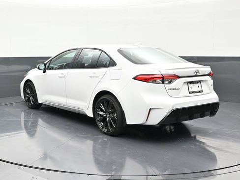 Used 2025 Toyota Corolla SE FWD image 3