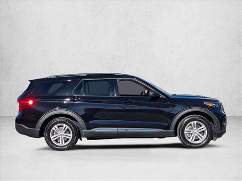 Certified 2022 Ford Explorer XLT image 4