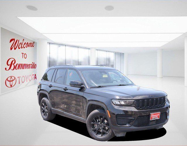Used 2024 Jeep Grand Cherokee Altitude AWD/4WD image 2