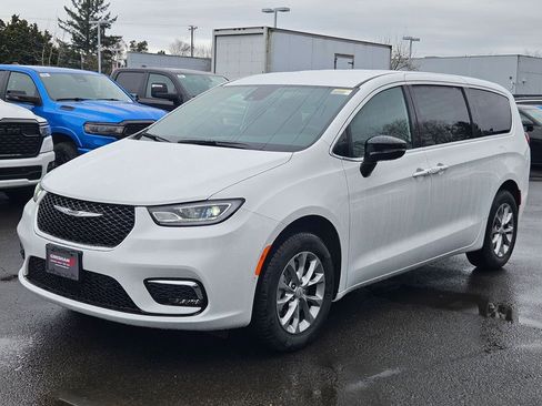 New 2026 Chrysler Pacifica Select image 3