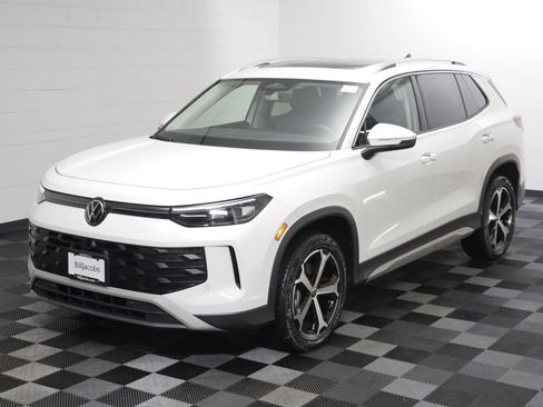 Used 2026 Volkswagen Tiguan SE w/ Panoramic Sunroof Package AWD/4WD image 2