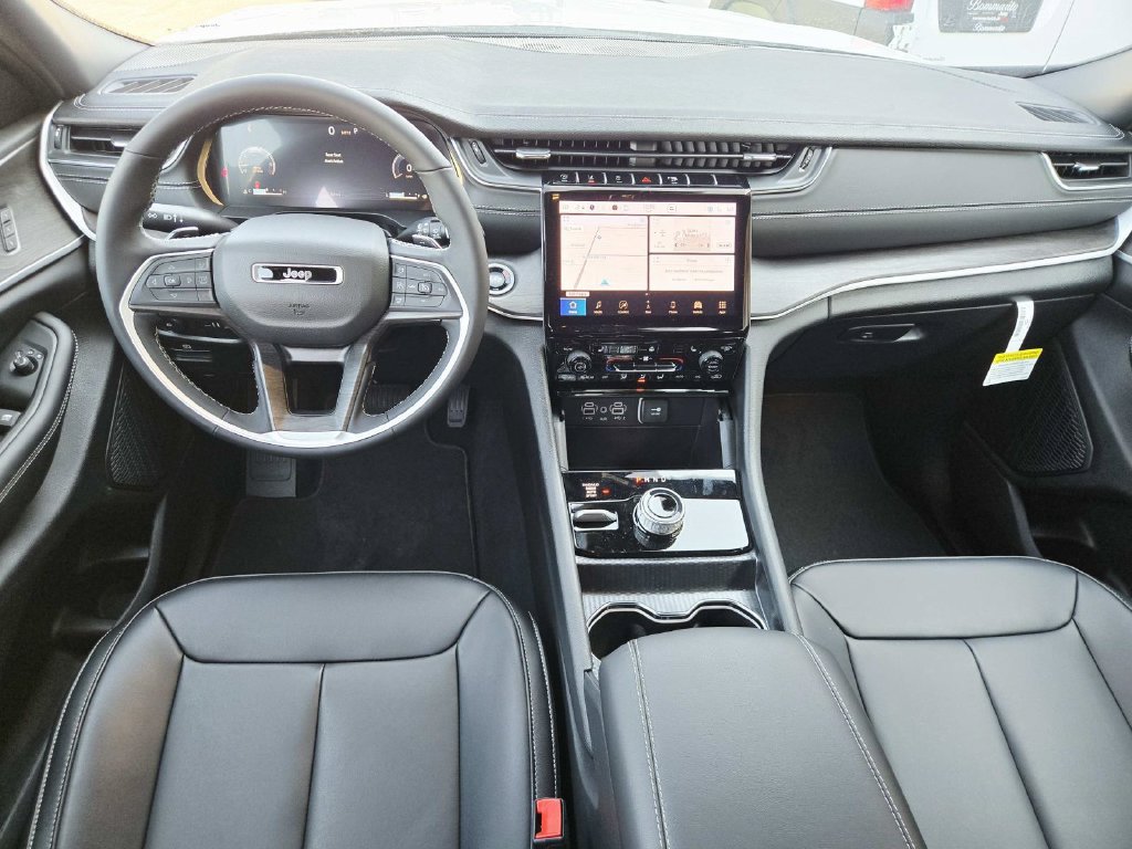 Certified 2025 Jeep Grand Cherokee Limited AWD/4WD image 12