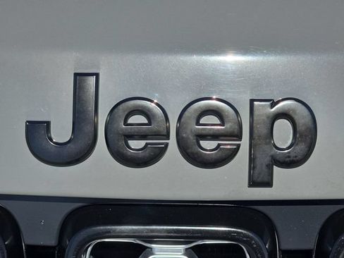 Used 2020 Jeep Grand Cherokee Altitude RWD image 30