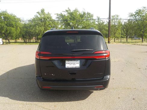 New 2026 Chrysler Pacifica Limited image 5