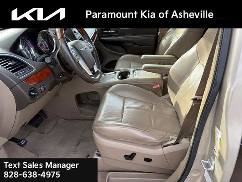 Used 2013 Chrysler Town & Country Limited w/ Luxury Group image 17
