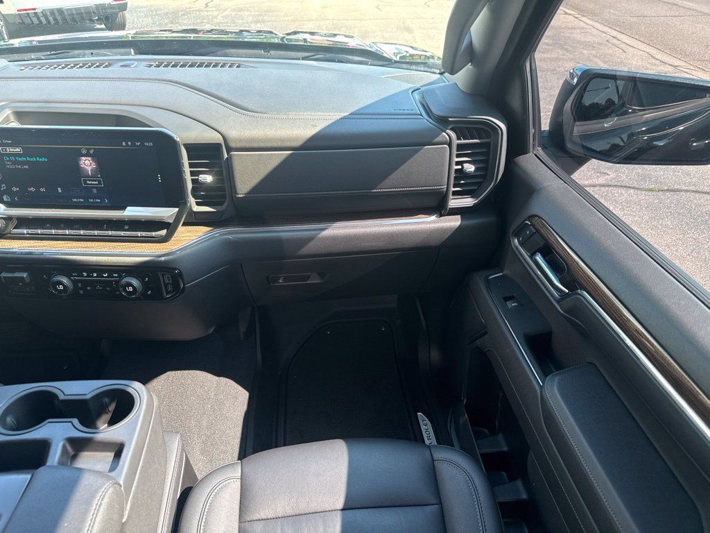 Used 2023 Chevrolet Silverado 1500 LT w/ Leather Package AWD/4WD image 27