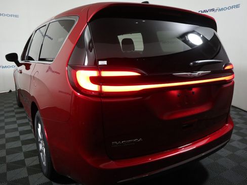 New 2026 Chrysler Pacifica Select image 9
