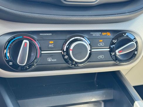 Used 2025 Kia Soul LX w/ LX Technology Package FWD image 22
