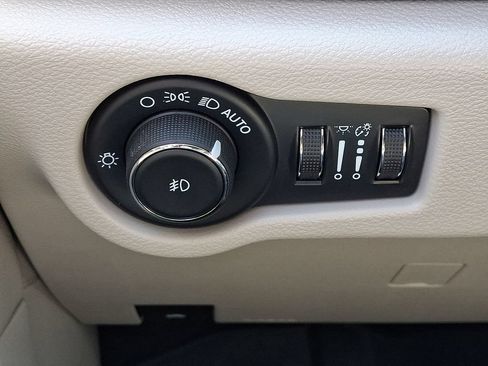 Used 2023 Chrysler Pacifica Touring-L FWD image 28