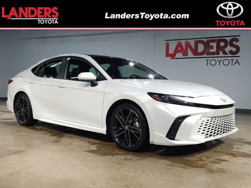 Used 2025 Toyota Camry XSE FWD image 1
