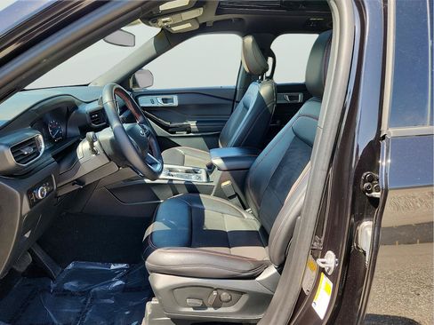 Used 2023 Ford Explorer XLT AWD/4WD image 11