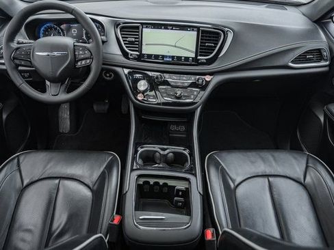 Used 2025 Chrysler Pacifica Limited image 29
