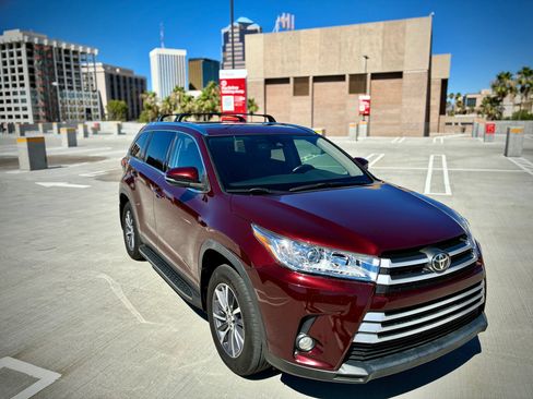 Used 2019 Toyota Highlander XLE FWD image 11