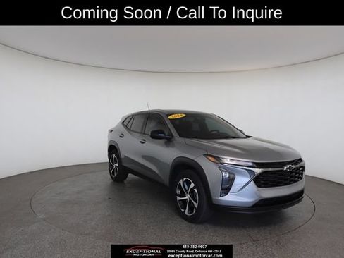Used 2024 Chevrolet Trax RS w/ Driver Confidence Package FWD image 3
