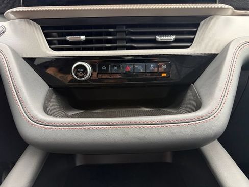 Used 2025 Ford Explorer Active w/ Active Comfort Package RWD image 30