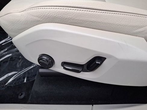 Used 2017 Volvo XC90 T6 Momentum w/ Vision Package image 16