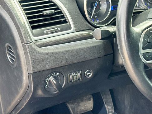 Used 2022 Chrysler 300 Touring w/ Sport Appearance Package image 10