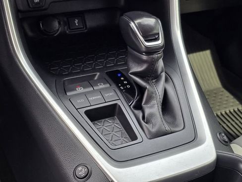 Used 2020 Toyota RAV4 XLE Premium image 22