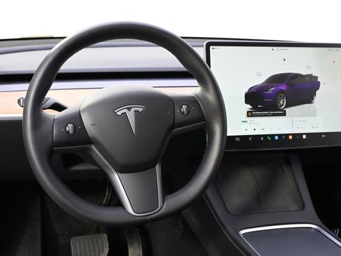 Used 2022 Tesla Model Y Long Range image 12