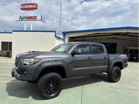 Used 2018 Toyota Tacoma TRD Sport image 1